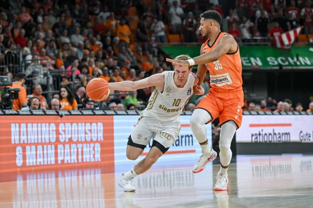 强队依然能 强队依然能